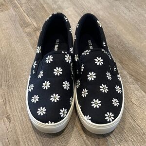 Old Navy Women’s Size 6 (23) Black Daisy Slip-On Sneakers